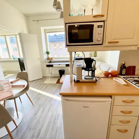 Huoneisto Penthouse Toeoeloe - High Ceilings, Wi-fi, 24h Shop, Olympic Stadium Helsinki