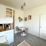 Penthouse Toeoeloe - High Ceilings, Wi-fi, 24h Shop, Olympic Stadium ヘルシンキ