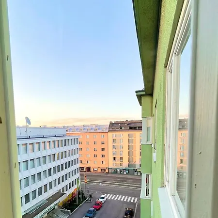 Penthouse Toeoeloe - High Ceilings, Wi-fi, 24h Shop, Olympic Stadium