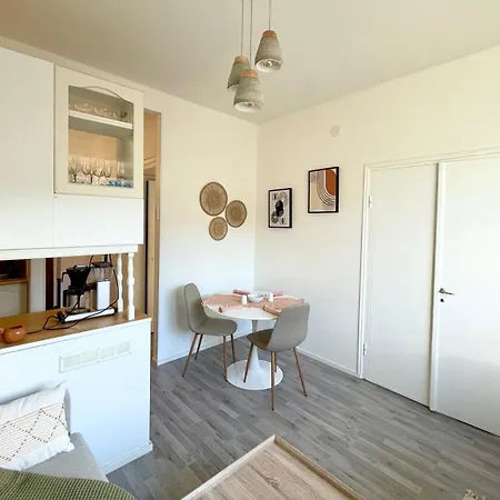 Penthouse Toeoeloe - High Ceilings, Wi-fi, 24h Shop, Olympic Stadium Helsinky