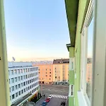 Penthouse Toeoeloe - High Ceilings, Wi-fi, 24h Shop, Olympic Stadium